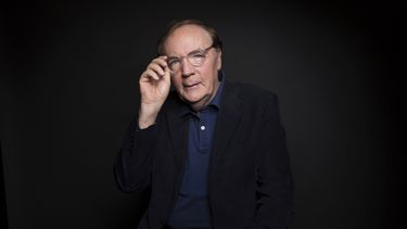 El escritor estadounidense James Patterson posa en Nueva York.&nbsp;