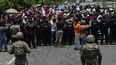 En esta imagen de archivo, tomada el 5 de junio de 2019, las autoridades mexicanas frenan a una caravana de migrantes que había cruzado la frontera desde Guatemala, cerca de Metapa, en el estado de Chiapas, México.