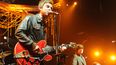 Noel Gallagher de, la banda Oasis, se presenta en vivo en KROQ Almost Acoustic Christmas Night Two en el Anfiteatro Gibson, el 11 de diciembre de 2011, en Los Ángeles.