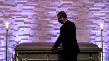 El presidente de las funerarias Van Orsdel, Donald Van Orsdel, inspecciona un ata&uacute;d antes de un funeral en una de las funerarias m&aacute;s grandes de Miami, las funerarias Van Orsdel en Miami, el 17 de julio de 2020.