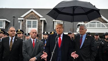 El ex presidente estadounidense Donald Trump habla con la prensa después de asistir al velorio del oficial del Departamento de Policía de Nueva York (NYPD), Jonathan Diller, en Massapequa, Long Island, Nueva York, el 28 de marzo de 2024. Diller era parte del Equipo de Respuesta crítica del NYPD cuando fue asesinado a tiros durante una parada de tráfico en Queens la noche del 25 de marzo. &nbsp;