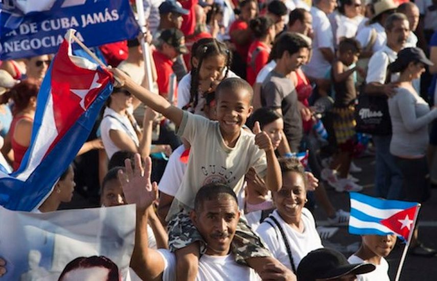 Un grupo de cubanos durante el desfile por el Primero de Mayo en La Habana. (TWITTER/@MariaSilvita)