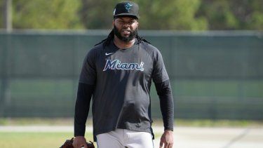 El dominicano Johnny Cueto, de los Marlins de Miami, camina durante un entrenamiento de pretemporada, el domingo 19 de febrero de 2023, en Júpiter, Florida.
