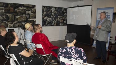 El escritor y periodista Luis de la Paz celebró el 18 de noviembre de 2022 una década de Viernes de Tertulia&nbsp;en su casa habitual, el Miami Hispanic Cultural Arts Center, 111 SW 5ta. Avenida, en Miami. &nbsp;