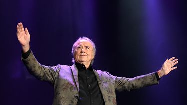 El cantante español Joan Manuel Serrat actúa en el escenario durante el último concierto de su gira de despedida, en Barcelona el 23 de diciembre de 2022.&nbsp; &nbsp; &nbsp;