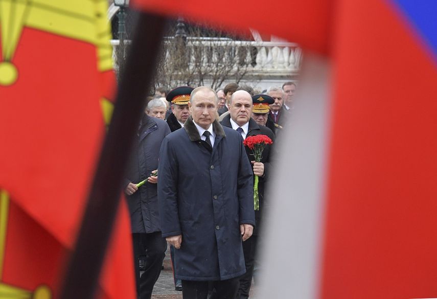 El presidente ruso Vladimir Putin, centro, asiste a una ceremonia en la Tumba del Soldado Desconocido cerca del Kremlin durante las celebraciones del Día de los Defensores de la Patria en Moscú, Rusia, el domingo 23 de febrero de 2020. 