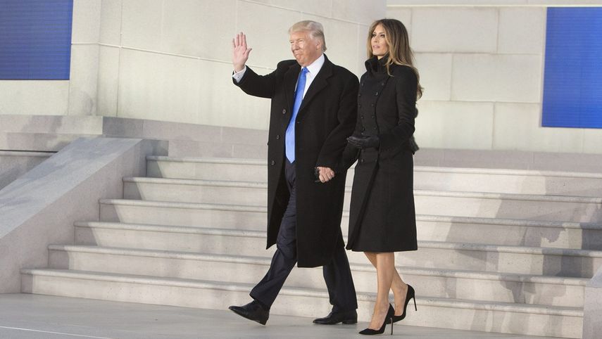 El presidente electo Donald Trump, junto a su esposa Melania, a la llegada al concierto de bienvenida celebrado este jueves en el Monumento a Abraham Lincoln, en Washington.