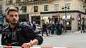 La policía instaló un cordón de seguridad cerca de la entrada de una tienda Chanel en la Place Vendome en París, el 5 de mayo de 2022, luego de un presunto robo a mano armada.