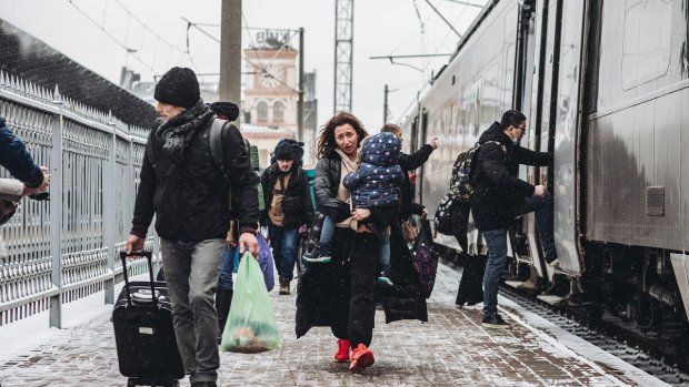 Una mujer camina por un anden de la estación de tren de Kiev, a 1 de marzo de 2022, en Kiev (Ucrania).   -  Diego Herrera / Europa Press