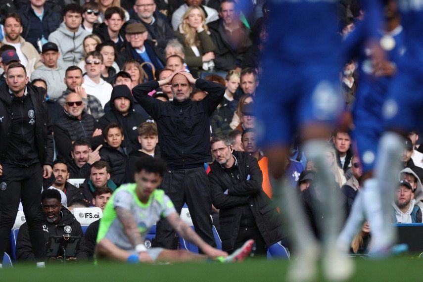 El entrenador español del Manchester City, Pep Guardiola, reacciona durante el partido de fútbol de la Premier League inglesa entre el Chelsea y el Manchester City en Stamford Bridge en Londres el 12 de abril de 2026.