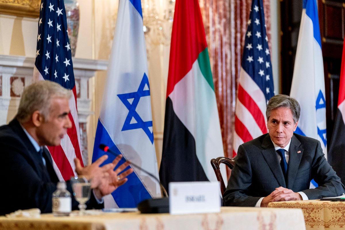 (De izquierda a derecha) El ministro de Relaciones Exteriores de Israel, Yair Lapid, y el secretario de Estado de Estados Unidos, Antony Blinken, participan en una conferencia de prensa conjunta en el Departamento de Estado en Washington, el 13 de octubre de 2021. (De izquierda a derecha) El ministro de Relaciones Exteriores de Israel, Yair Lapid, y el secretario de Estado de Estados Unidos, Antony Blinken, participan en una conferencia de prensa conjunta en el Departamento de Estado en Washington, el 13 de octubre de 2021.