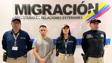 La fotografía, difundida por la oficina de prensa de Migración de Colombia, muestra a Ángel Aguilar (segundo por la izquierda), alias «Lobo Menor», líder del grupo armado organizado ecuatoriano Los Lobos, tras su captura en Bogotá el 18 de marzo de 2026. Las autoridades colombianas detuvieron a Aguilar, vinculado al asesinato del candidato presidencial ecuatoriano Fernando Villavicencio en 2023, poco antes de las elecciones en Ecuador, según informó la oficina de migración el 18 de marzo de 2026. La fotografía, difundida por la oficina de prensa de Migración de Colombia, muestra a Ángel Aguilar (segundo por la izquierda), alias «Lobo Menor», líder del grupo armado organizado ecuatoriano Los Lobos, tras su captura en Bogotá el 18 de marzo de 2026. Las autoridades colombianas detuvieron a Aguilar, vinculado al asesinato del candidato presidencial ecuatoriano Fernando Villavicencio en 2023, poco antes de las elecciones en Ecuador, según informó la oficina de migración el 18 de marzo de 2026.