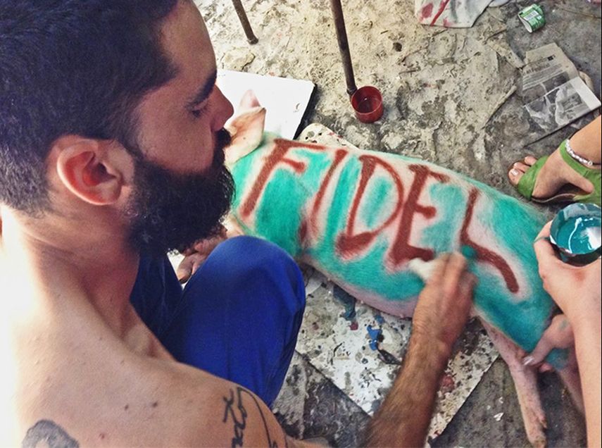 El artista fue detenido en diciembre pasado mientras planeaba realizar una performance utilizando dos cerdos con los nombres de Fidel y Raúl, en aparente alusión al exgobernante cubano, Fidel Castro, y a su hermano Raúl Castro. (CORTESÍA)