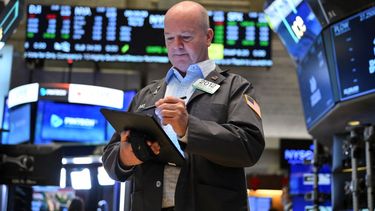 Un corredor de la Bolsa de Nueva York en el piso de remate.