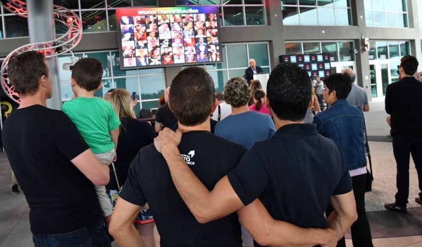 Decenas de personas se congregaron este 12 de junio en las inmediaciones del American Airlines Arena durante el primer aniversario de la masacre en el club gay Pulse, de la ciudad de Orlando.