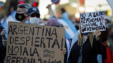 Ciudadanos participan en una protesta -convocada por redes sociales bajo el lema # 13STodosALasCalles para defender la Rep&uacute;blica - contra la pr&oacute;rroga de la cuarentena obligatoria, que ya ha durado 180 d&iacute;as, y el proyecto de ley de reforma judicial del gobierno en Buenos Aires el 13 de septiembre , 2020. &nbsp; &nbsp;