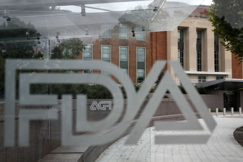 En esta imagen de archivo del jueves 2 de agosto de 2018, el edificio de la Administración estadounidense de Alimentos y Medicamentos (FDA, por sus siglas en inglés) se ve a través de mamparas con el logo de la institución en una parada de autobús en el campus de la agencia en Silver Spring, Maryland, Estados Unidos.&nbsp;