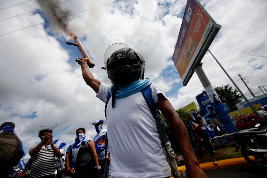 &nbsp;Un estudiante dispara un mortero en rechazo al régimen de Daniel Ortega.&nbsp;