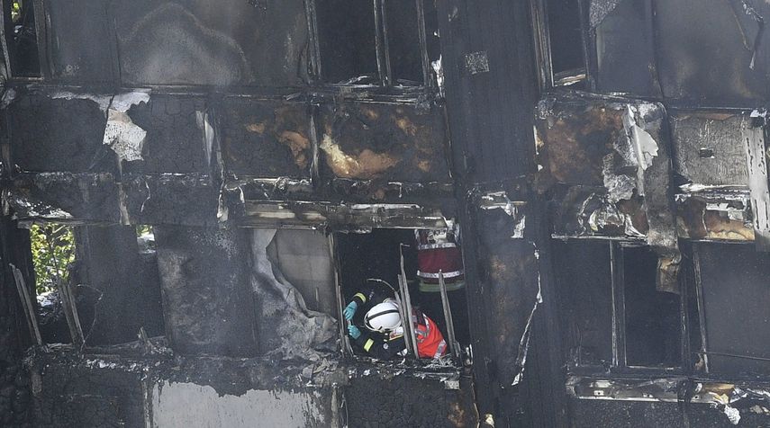 Un bombero trabaja en el interior de la Torre Grenfell en Lancaster West Estate en&nbsp;Londres.