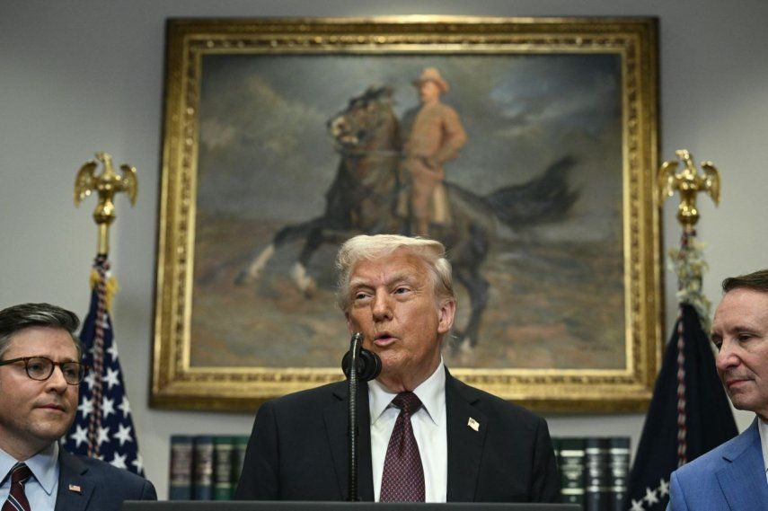 El presidente de Estados Unidos, Donald Trump, flanqueado por el presidente de la Cámara de Representantes, Mike Johnson (izquierda), y el gobernador de Luisiana, Jeff Landry (derecha), habla en la Sala Roosevelt de la Casa Blanca en Washington, DC, el 24 de marzo de 2025.