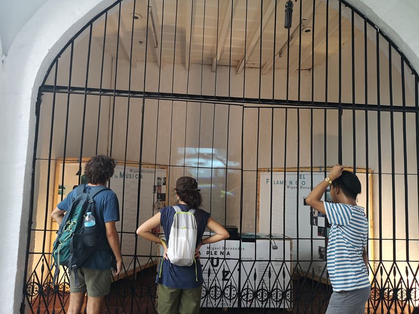 La muestra Miguel Hernández, a plena luz es uno de los proyectos nacidos para conmemorar el 75 aniversario del fallecimiento del poeta e impulsados por la Diputación de Jaén.