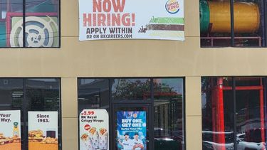 Cartel indica la búsqueda de empleados en un restaurante Burger King en el sur de Florida.