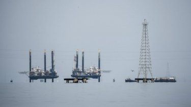 Las plataformas petroleras se muestran sobre el lago de Maracaibo, en Maracaibo, Venezuela.&nbsp;