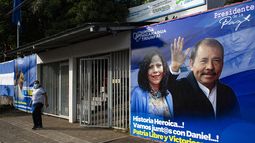Un hombre pasa junto a una pancarta que promueve la candidatura del presidente de Nicaragua, Daniel Ortega, y su esposa y compañera de fórmula, Rosario Murillo, en Managua el 24 de septiembre de 2021.&nbsp;&nbsp;