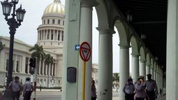 &nbsp;La policía hace guardia cerca del Capitolio Nacional, sede de la Asamblea del Poder Popular, días después de que hubiera protestas en La Habana, Cuba, el 14 de julio de 2021.&nbsp;