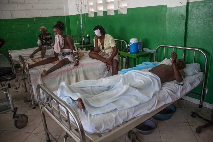 n grupo de personas permanece en un hospital general tras el paso del huracán Matthew