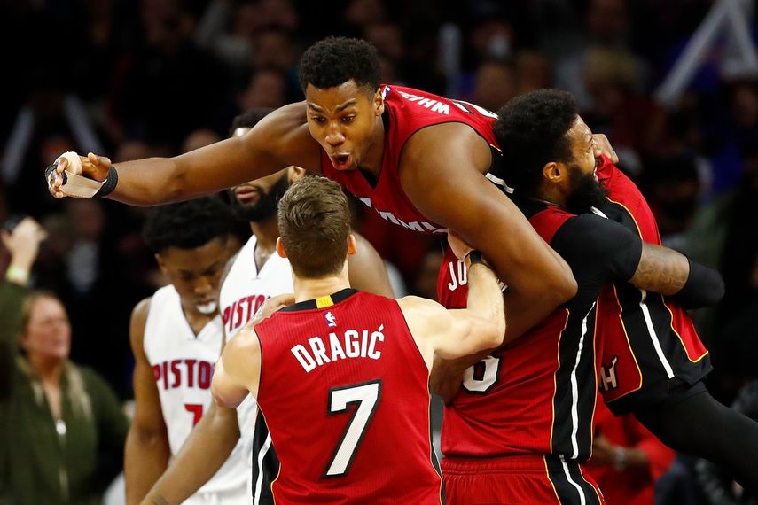 Whiteside anotó la canasta de la victoria para los Heat que siguen en el octavo puesto de la Conferencia Este.