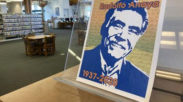 Una imagen del escritor Rudolfo Anaya en una biblioteca que lleva su nombre en Albuquerque, Nuevo México, el jueves 23 de diciembre de 2021.&nbsp;