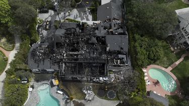 Una vista aérea de una casa dañada por un incendio que aparentemente pertenece a Cara Delevingne, el viernes 15 de marzo de 2024, en la sección Studio City de Los Ángeles. 