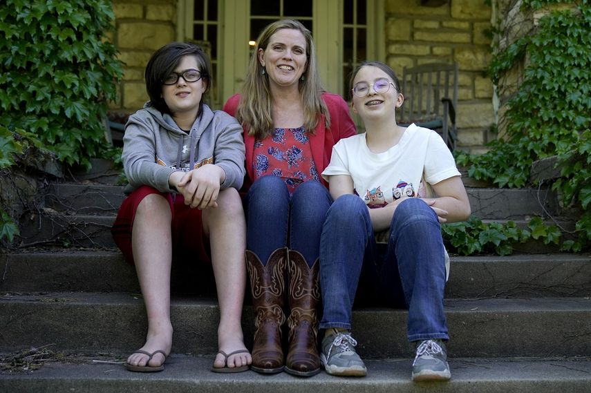 Heather Ousley con sus hijos Elliannah, de 15 años, y Samuel, de 13, sentados frente a su casa en Merriam, Kansas, el 4 de mayo de 2021.&nbsp;&nbsp;