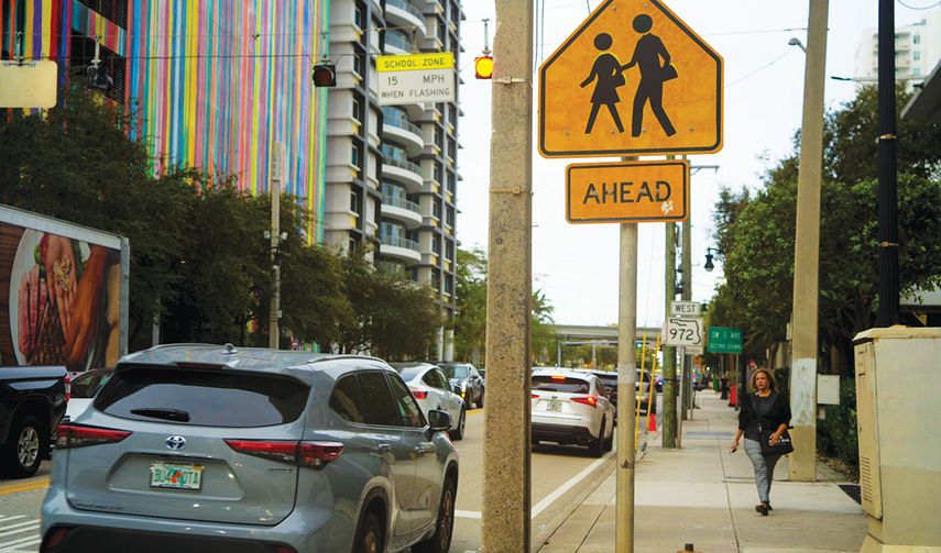 La velocidad máxima permitida es 15 millas por&nbsp;hora.