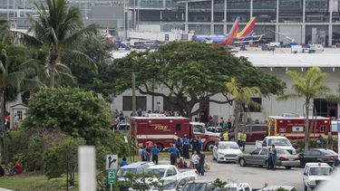 Ambulancias esperan afuera del Aeropuerto Internacional de&nbsp;Fort&nbsp;Lauderdale, Florida, después de que al menos cinco personas murieran en un tiroteo en el Aeropuerto Internacional. &nbsp;
