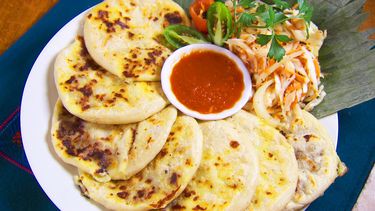 Las pupusas se pueden rellenar con&nbsp;queso, chicharrón, ayote, o frijoles refritos