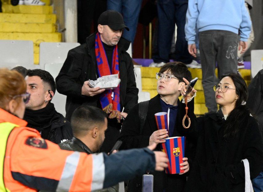Seguidores del Barcelona abandonan el estadio luego de que se aplazara el desafío contra el Osasuna por la muerte del médico del equipo culé, el 8 de marzo de 2025.