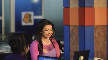 Tashnuva Anan Shishir (derecha) afirmó ser la primera presentadora de noticias de televisión transgénero de Bangladesh que presenta las noticias en un estudio de noticias en Dhaka el 8 de marzo de 2021. 
