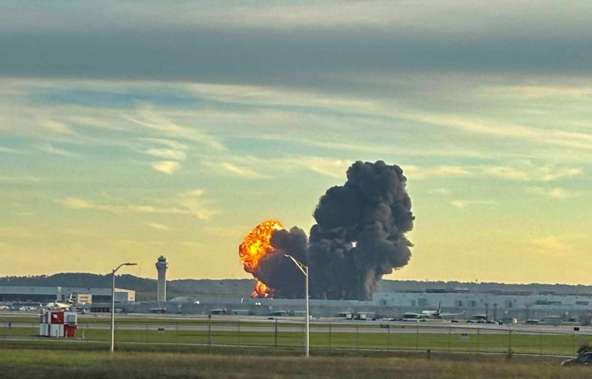 La foto muestra humo y llamas elevándose tras el accidente de un avión de carga de UPS fuera del Aeropuerto Internacional de Louisville en Louisville, Kentucky, el 4 de noviembre de 2025.