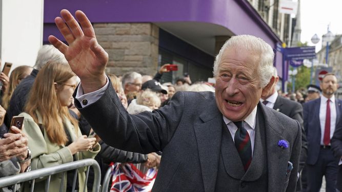 El rey Carlos III en Dunfermline, Escocia, el 3 de octubre del 2022. Sospechoso que lanzó huevos al monarca comparece en corte.