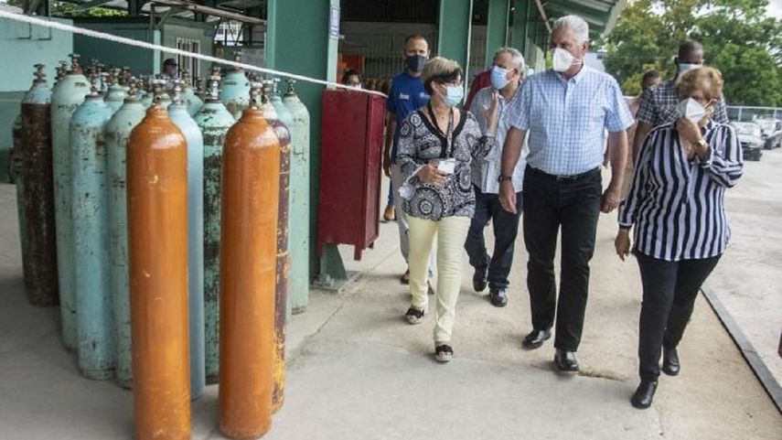 Díaz-Canel se hace foto con balones de oxígeno mientras escasea en Cuba