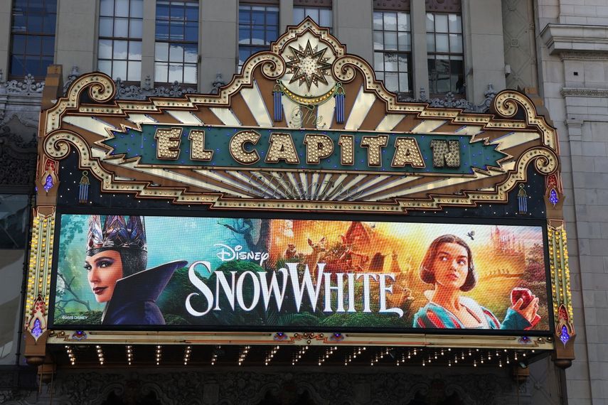 La marquesina del teatro El Capitán durante el estreno mundial de Blancanieves de Disney en Los Ángeles, el 15 de marzo de 2025.