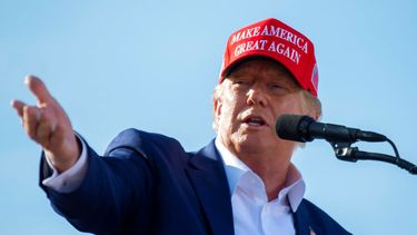 El expresidente Donald Trump habla a sus seguidores.