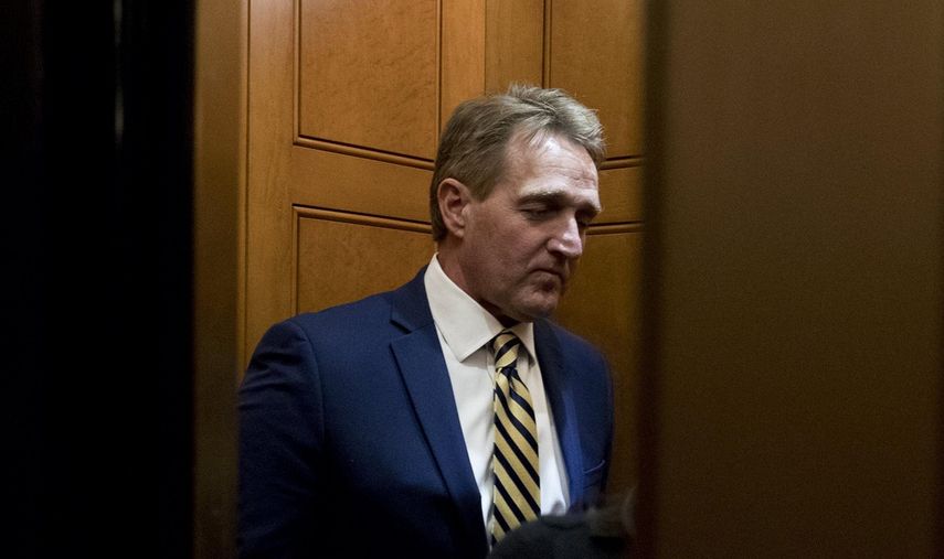 El senador republicano por Arizona, Jeff Flake, es visto en un ascensor de la sede del Capitolio en Washington.