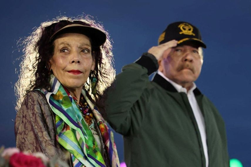 Esta foto, publicada por el medio oficial El 19 Digital el 2 de septiembre de 2025, muestra a la copresidenta nicaragüense Rosario Murillo (izq.) y al presidente Daniel Ortega (der.) asistiendo al desfile por el 46.º aniversario del Ejército Nacional en Managua. (Foto de Jairo CAJINA / El 19 DIGITAL / AFP)