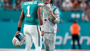 El entrenador en jefe de los Dolphins de Miami, Mike McDaniel, habla con el mariscal de campo Tua Tagovailoa (1) durante la primera mitad de un partido de fútbol americano de la NFL contra los Pittsburgh Steelers, el domingo 23 de octubre de 2022, en Miami Gardens, Florida&nbsp;