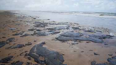 Fotograf&iacute;a&nbsp;del 25 de septiembre del 2019 divulgada por el estado de Sergipe, en Brasil, que muestra un derrame de crudo en una playa del estado.&nbsp;