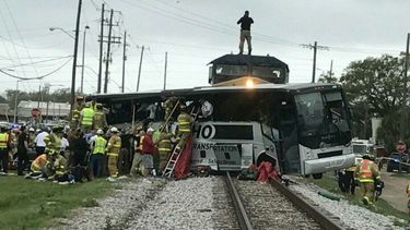 Mark Robinson, un testigo del choque, dijo al diario Sun Herald que el autobús se atascó en la vía del tren unos cinco minutos antes de que llegara la locomotora.