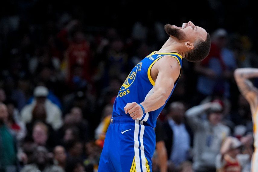 El escolta de los Warriors de Golden State, Stephen Curry, reacciona después de anotar en la segunda mitad del partido de baloncesto de la NBA contra los Hawks de Atlanta, el sábado 3 de febrero de 2024, en Atlanta.&nbsp;
